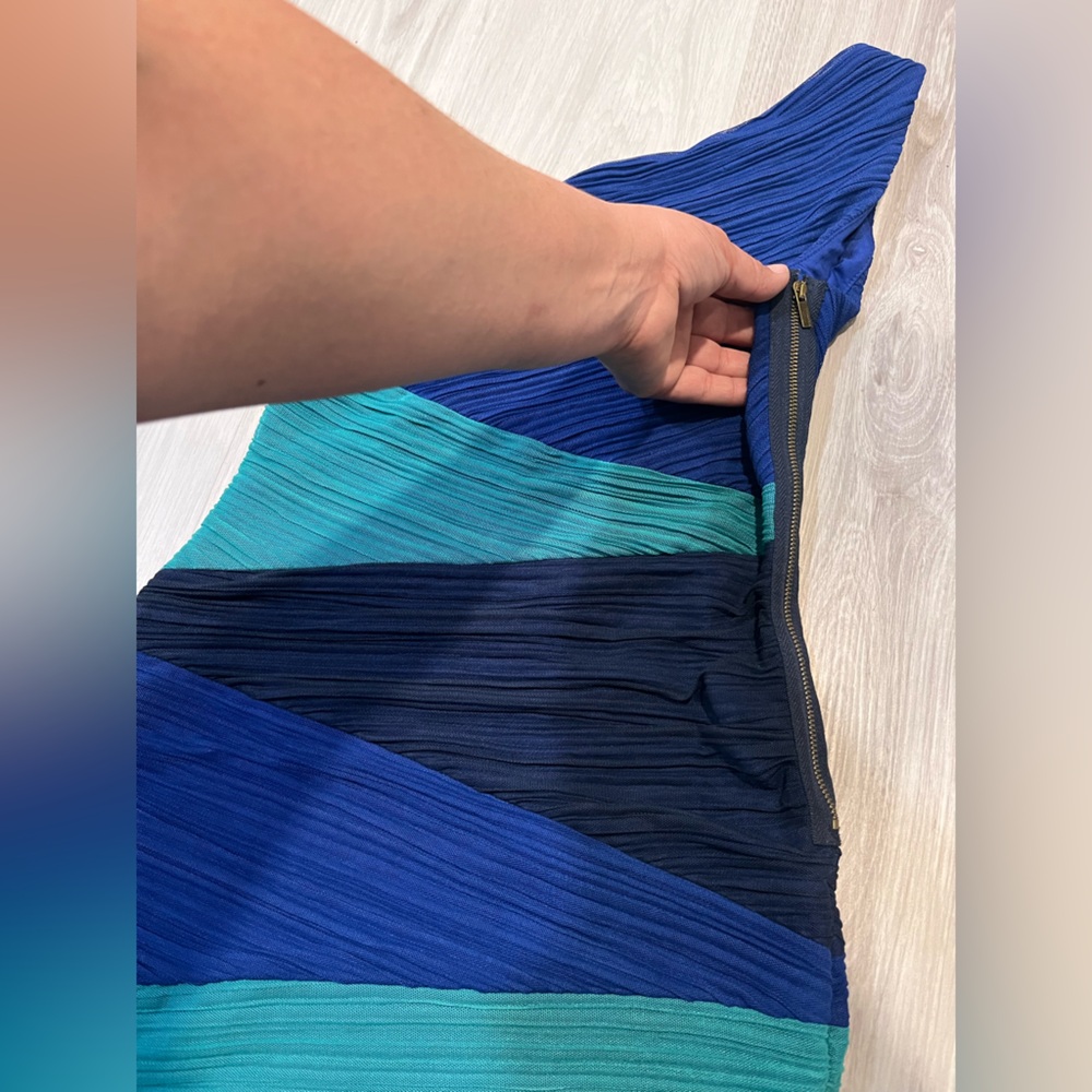 BCBG MAXAZRIA Elegant Blue and Green One-Shoulder Dress - Picture 7 of 7